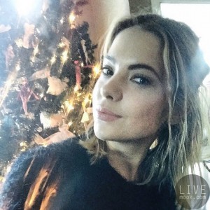 Ashley-Benson-took-picture-tree