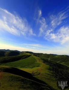 贴士：由于海拔高昼夜温差大，因此越野衣物要准备充足。这条线路途经沙石路、河谷等路段，路况较差，不建议驾驶低底盘轿车前往。