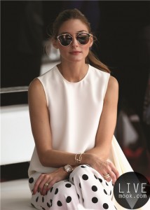 图2：纽约名媛奥利维亚·巴勒莫（Olivia Palermo）佩带Clé de Cartier腕表出席活动