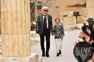 karl-lagerfeld-zui-xi-huan-de-mo-udson-kroenigte_0004_GettyImages-677447934_master